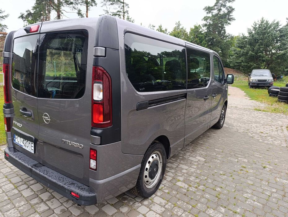 Wynajem busa 9 osobowy Opel Vivaro long 2016 r