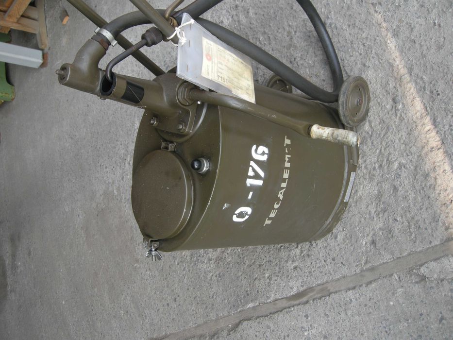 Pojemnik z pompą do wymiany oleju w skrzyni i moście