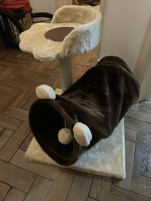 Briquedo e arranhador para gato