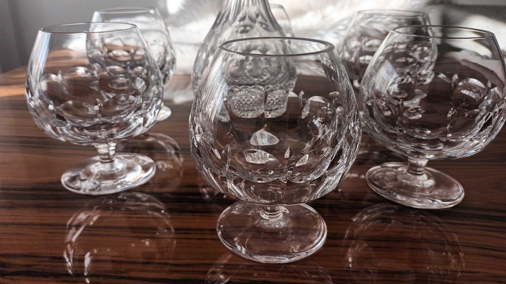 Copos e garrafa em cristal