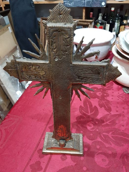 Crucifixo antigo em Bronze e veludo