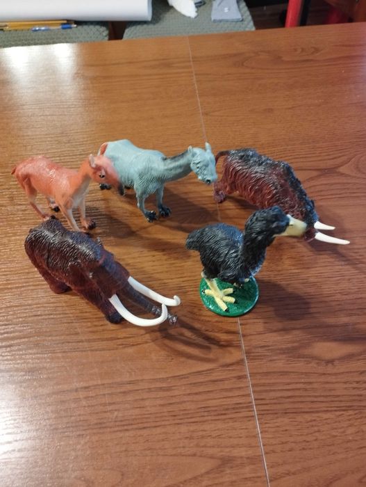 Dinozaury, gady prehistoryczne figurki gumowee