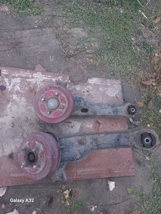 Mitsubishi Lancer ступиця в зборіз ричагом права і ліва вробочому стан