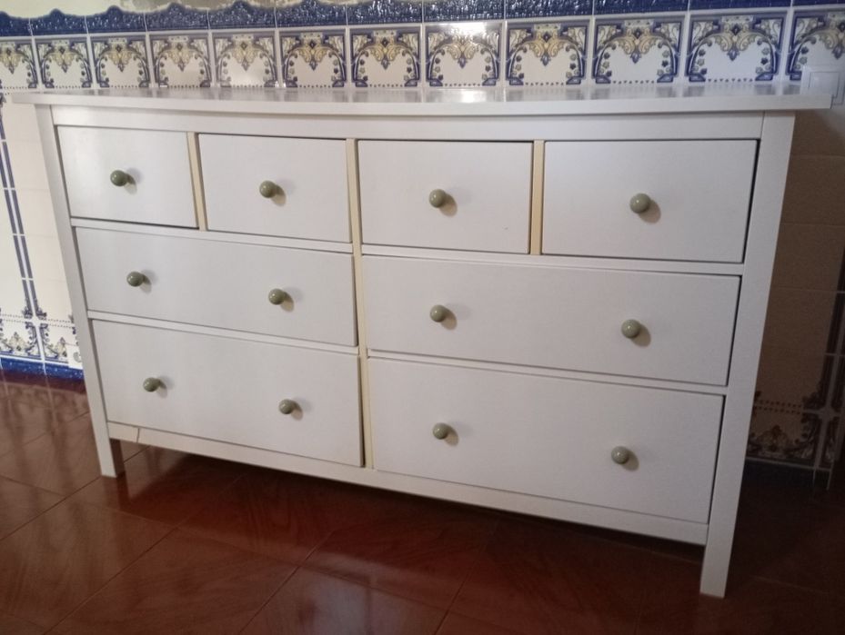 Cómoda branca com 8 gavetas