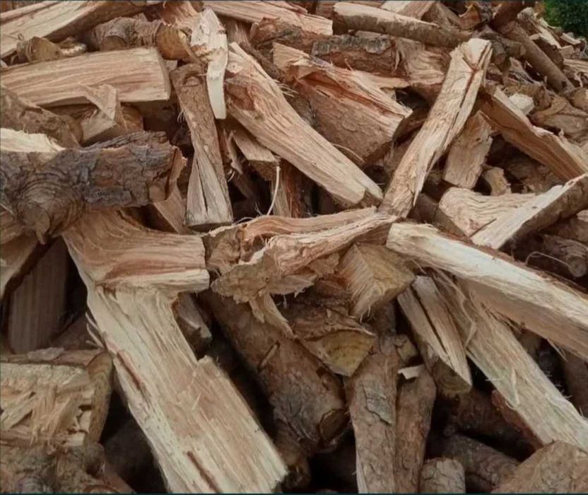 Vendo lenha seca de pinho 30€ metro e a mistura 40€ metro