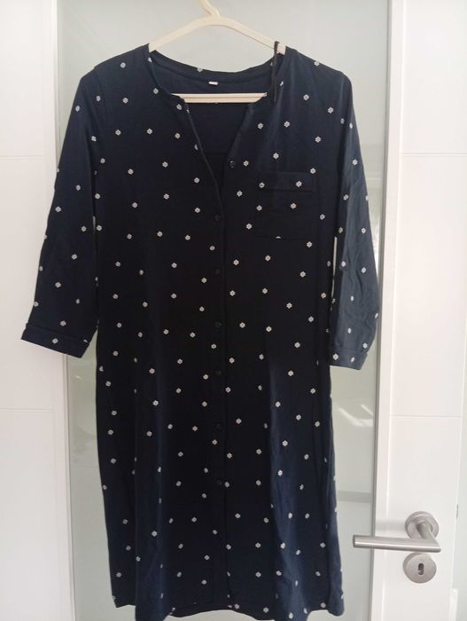 Camisa de dormir azul escuro e branco, com bolso