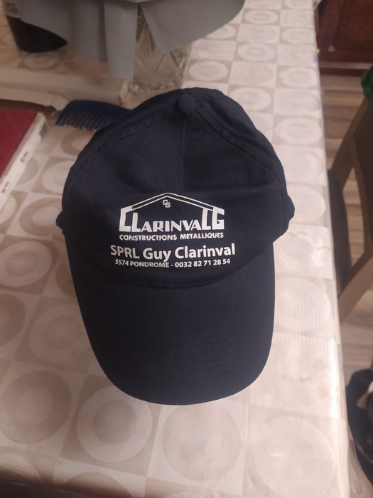 Кепки фирменные сток.