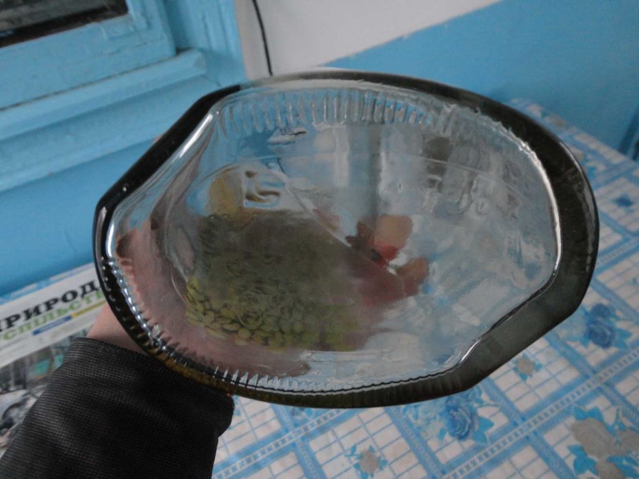 Велика бутилка з ручкою як графин.