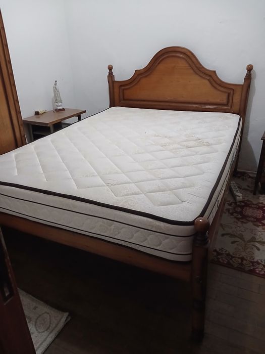 Cama com estrado e colchão