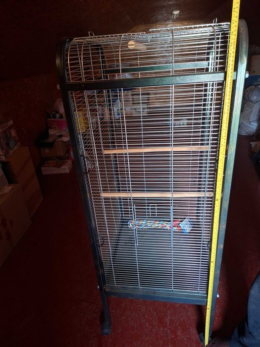 Вольєр на колесах з жердинами для великих птахів