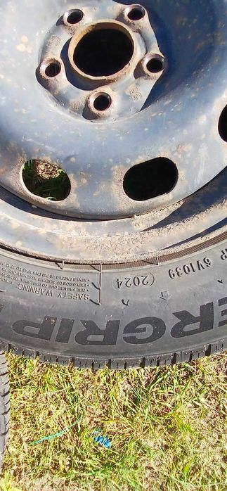 Opony zimowe 165/70 R14 na felgach stalowych komplet