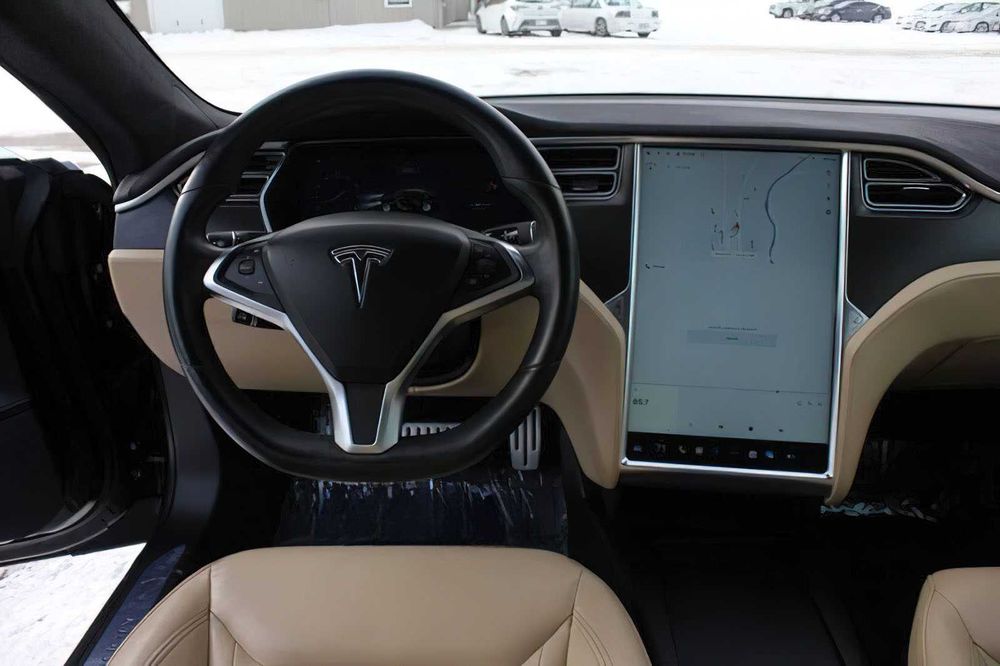 Tesla Model S P85D      2016