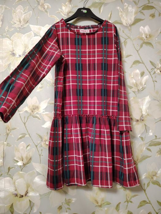 Платье девочке 8-10л 140рр в клеточку краснт зеленую Новы год