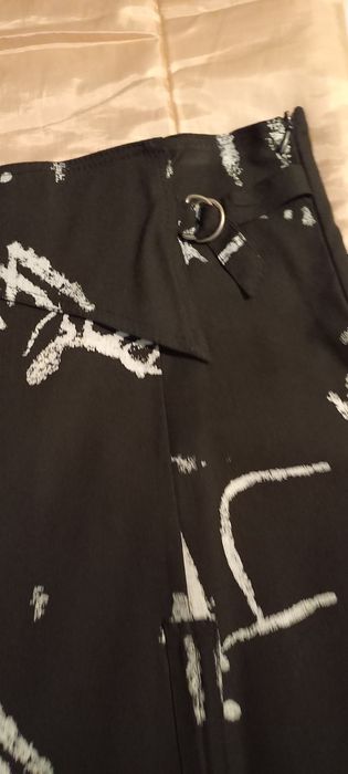 2 saias de verão, cor tijolo e preta c/ desenhos brancos, pelo joelho