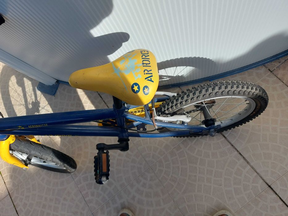 Bicicleta de criança azul e amarela