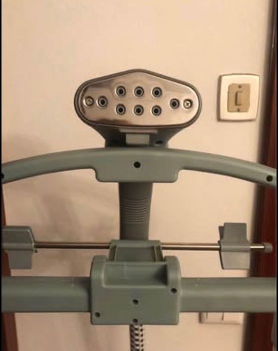 Ferro de engomar vertical e a vapor como novo
