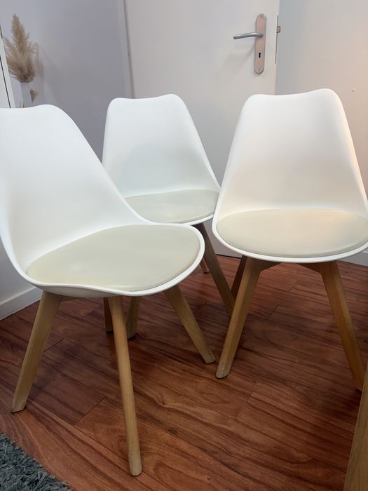 Conjunto de 3 cadeiras brancas – pernas em madeira