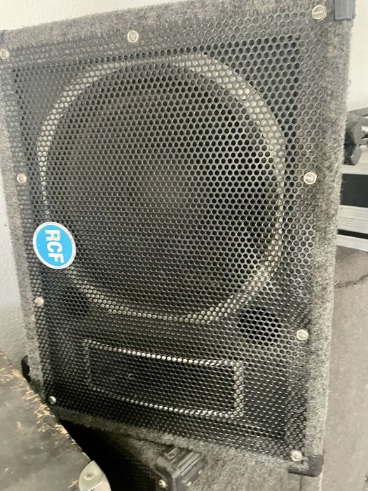 Dois monitores de palco.