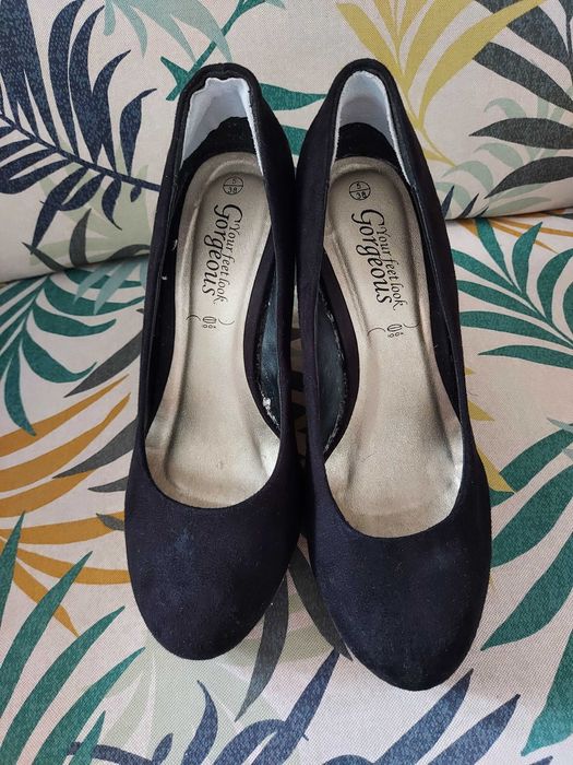 Czarne buty na koturnie