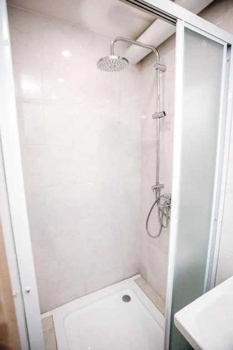 Деміївська – молодіжний хостел, дешево - зручне розташування.