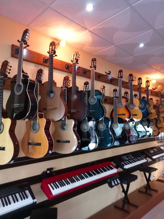 Guitarras e Ukulélés "NOVO" a partir de 40€