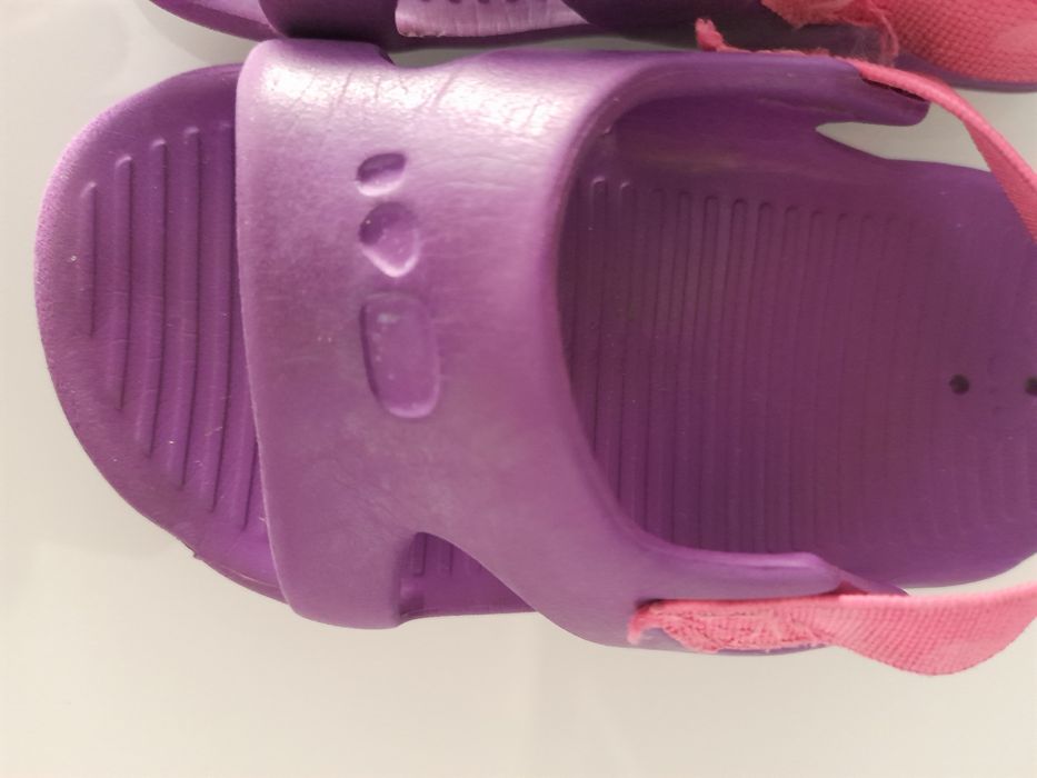 Sandália de borracha ideal para piscina, em exelente estado