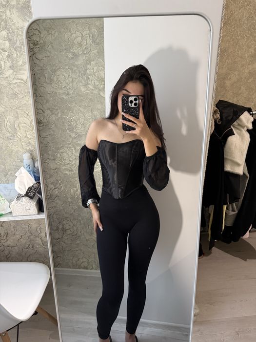 вишуканий корсет з рукавами