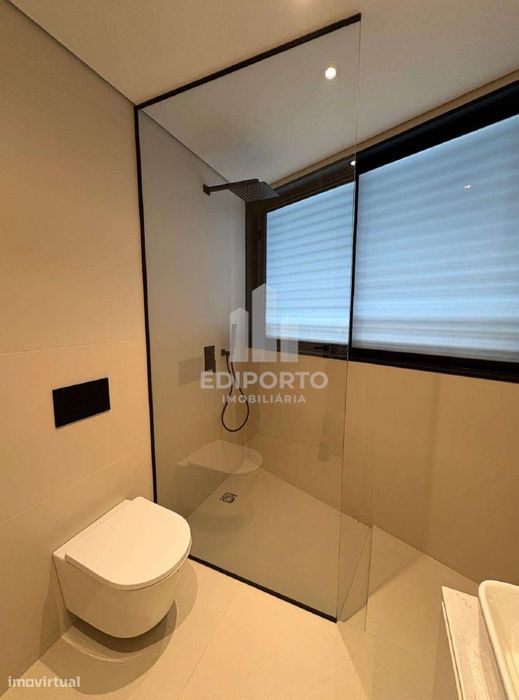 Exclusivo T1 com Varanda de 28m² e Arquitetura de Autor – S. Cosme, Go