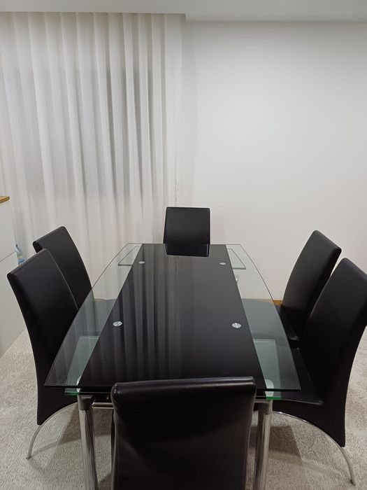 Mesa de jantar e cadeiras incluídas