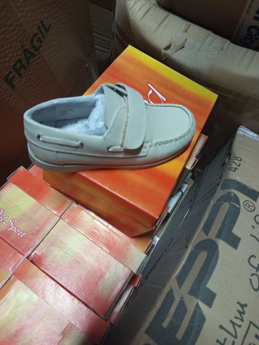 Grande lote de sapatos