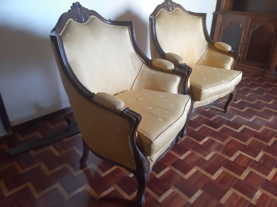 2  cadeiroes amarelos com entrega  a combinar