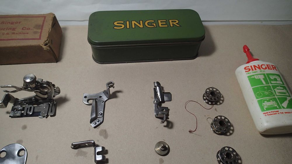 Artigos e caixas originais da SINGER