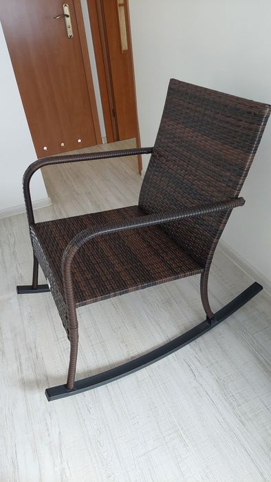Fotel bujany z poduszkami