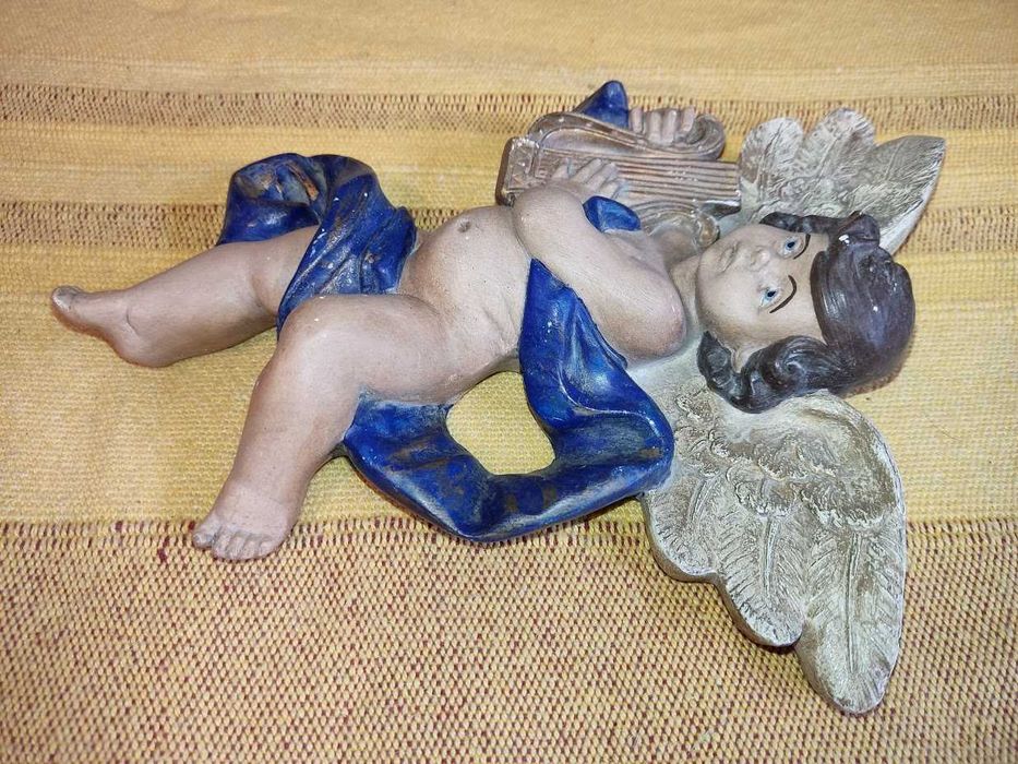Anjo em gesso pintado à mão