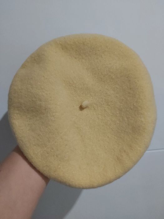 Beret koloru beżowego