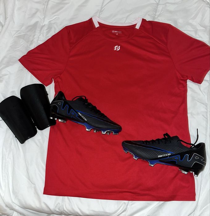 Chuteiras com brinde de uma tshirt e caneleiras