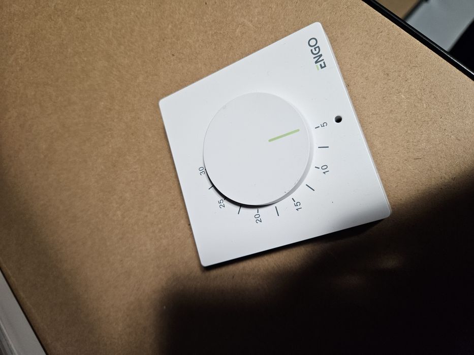 Sprzedam komplet 5 termostatów pokojowych ENGO ESIMPLE-230W (230V).