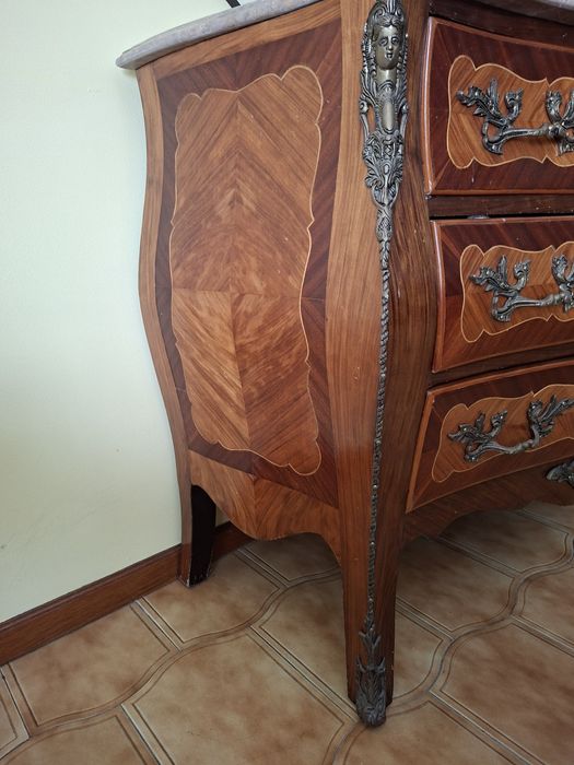 Móveis de madeira vintage 50€. Comoda de madeira folhada vintage 220€.