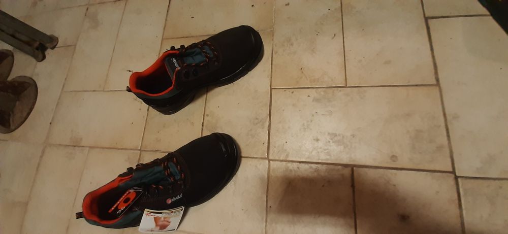 Sapatos biqueira e sola de aço N°42 NOVOS