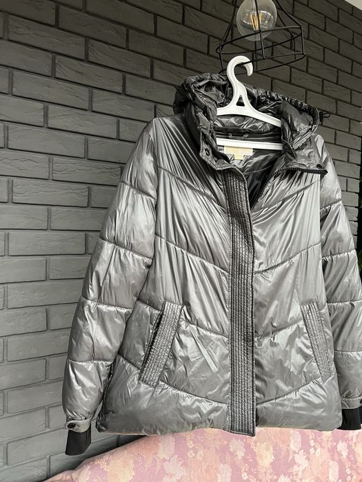 Куртка  Michael Kors сірого кольру.