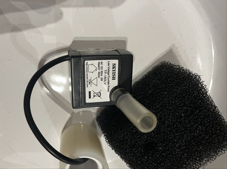 Fontanna ceramiczna dla kota (na prąd)