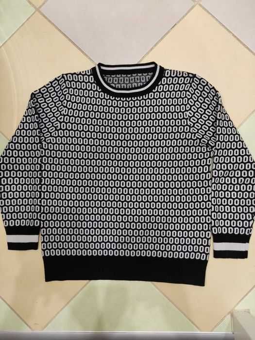 Sweter czarno-biały z delikatną poświatą