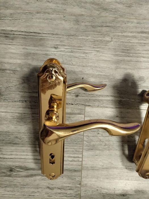 Klamki w kolorze zlotym