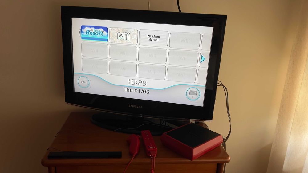 Consola Nintendo Wii Versão + comandos + cabos versão vermelha + Jogo