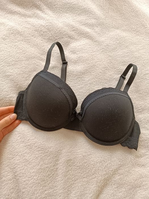 Nowy czarny biustonosz BEZ push-up.