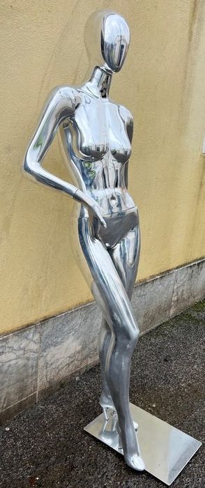 Manequim feminino cromado – 185 cm – ideal para loja / montra