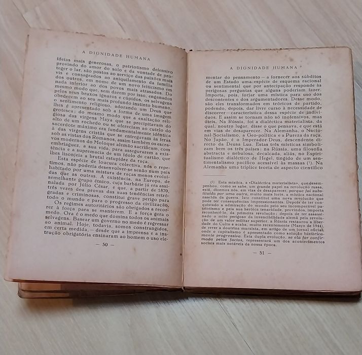 Livro antigo "A dignidade humana"