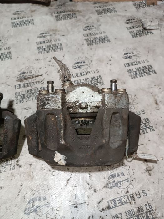 Супорт передній лівий правий MB E Class W212 Мерседес Суппорт