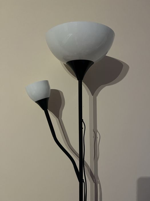 Candeeiro de Pé preto com duas lampadas