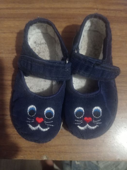 Продаю сапожки, кроссовки, босоножки, тапочки, макасины, р.26